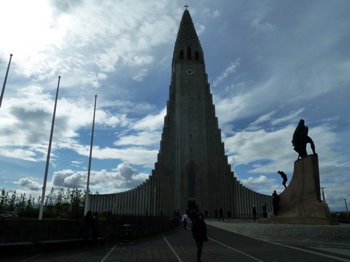 L'église de Hallgrimur à Reyjjavik est la plus haute d'Islande(clocher de 73m).
                                                            Elle est inspirée des orgues basaltiques naturelles de la région.
Pour un statiticien, sa forme évoque la courbe en cloche de la loi normale.